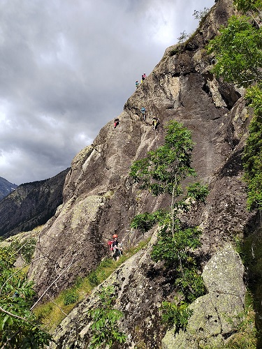 Voie Fouillat à Ailefroide, vue sur la voie Dernier Néandertalien L5