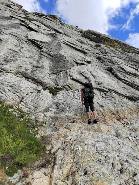 Petite falaise de Séloge, voie Triolo, attaque